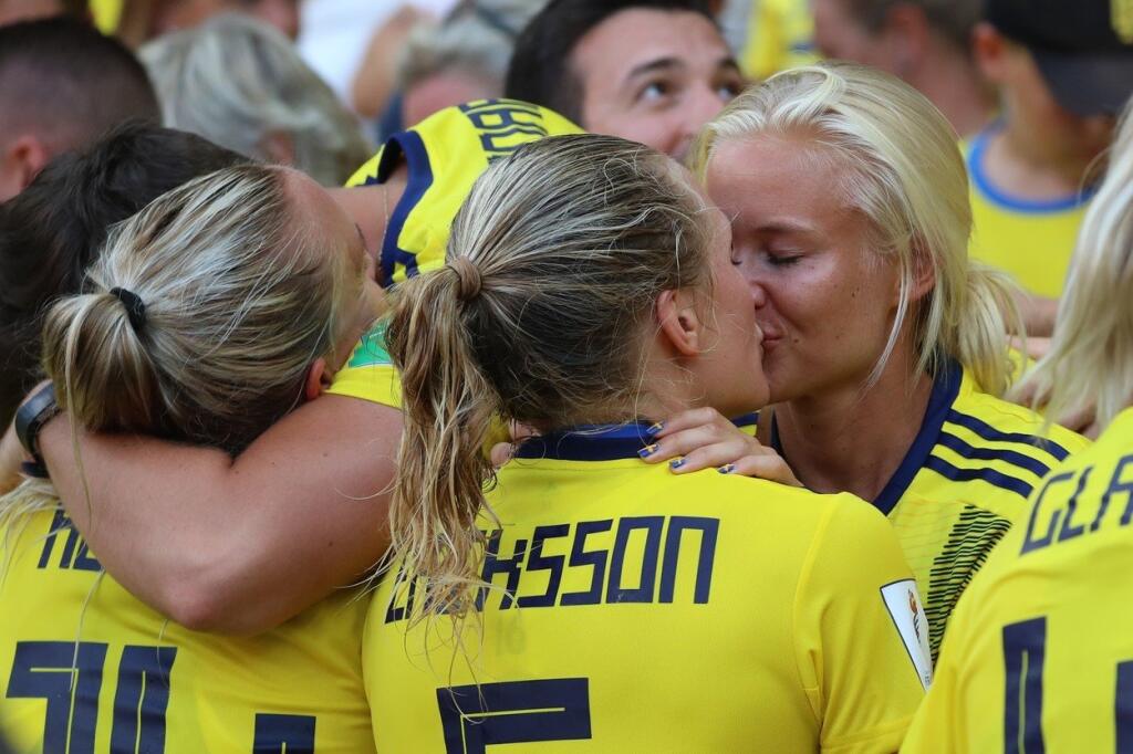 Erikksonová po víťaznom zápas bežala k tribúne a začala sa bozkávať so svojou priateľkou Pernille. Zábery ihneď obleteli svet. Súperkami nie sú len v reprezentácii, ale aj na klubovej úrovni.