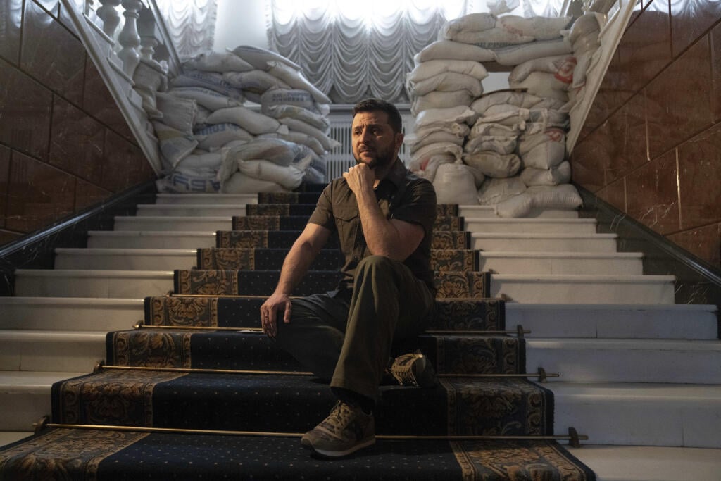 WA 10 archív Kyjev - Na archívnej snímke z 9. apríla 2022 ukrajinský prezident Volodymyr Zelenskyj pózuje počas rozhovoru s americkou agentúrou Associated Press vo svojej pracovni v Kyjeve. Americký magazín Time vyhlásil za osobnosť roka 2022 ukrajinského prezidenta Volodymyra Zelenského a spoločne s ním aj 
