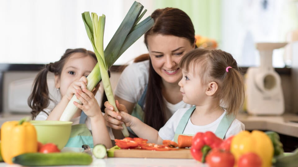 Mom,And,Kids,Daughters,Have,A,Fun,Cooking,In,Family