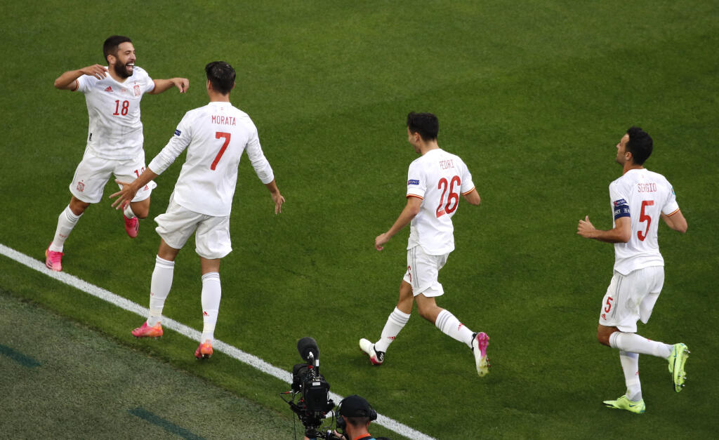 JB 36 Petrohrad - Španielsky hráč Jordi Alba (vľavo) oslavuje so spoluhráčmi úvodný gól v zápase štvrťfinále Švajčiarsko - Španielsko na EURO 2020 vo futbale v Petrohrade 2. júla 2021. FOTO TASR/AP
Spain's Jordi Alba, left, celebrates with teammates after scoring his sides first goal during the Euro 2020 soccer championship quarterfinal match between Switzerland and Spain at Saint Petersburg Stadium in St. Petersburg, Russia, Friday, July 2, 2021. (Anton Vaganov/Pool via AP)