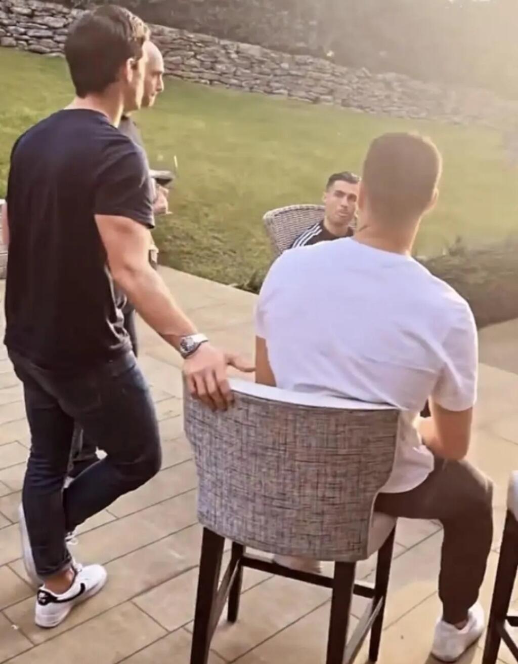 Britské médiá po smrti synčeka pripomenuli zábery, ktoré Argentínčanka zdieľala na svojom instagrame v nedeľu. Išlo o video z grilovačky u „ronaldovcov“, ktorej sa zúčastnili ich priatelia aj Georginina sestra Ivana s rodinou.