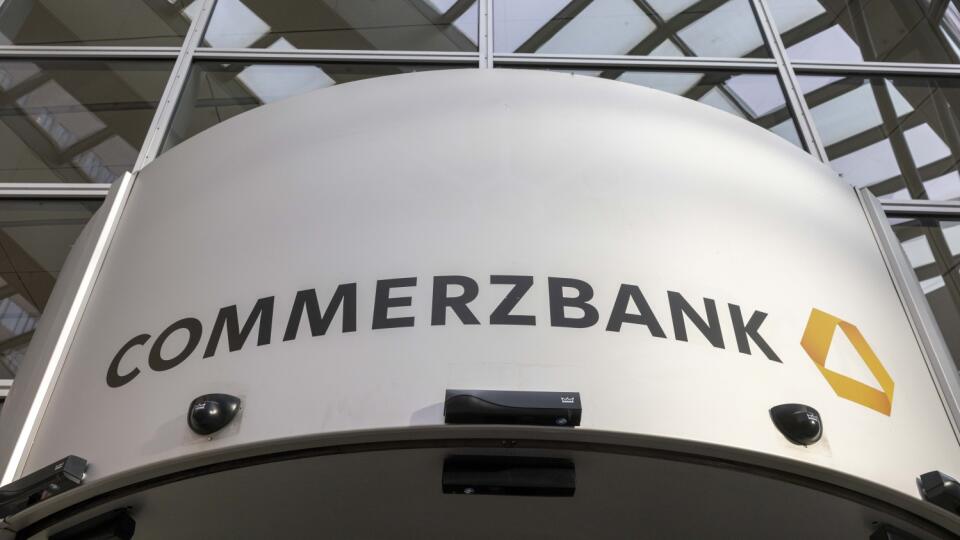 KK39 archív Frankfurt nad Mohanom - Na archívnej snímke z 15. februára 2024 nápis Commerzbank an budove vo Frankfurte nad Mohanom. Talianska banka UniCredit ďalej zvyšuje svoj podiel v Commerzbank aj bez ďalších akcií od štátu. Spoločnosť v pondelok oznámila, že prostredníctvom finančných nástrojov získala ďalších 11,5 % akcií a v nemeckej banke má teraz podiel približne 21 %. FOTO TASR/DPA
ARCHIV - 15.02.2024, Hessen, Frankfurt/M.: Der Schriftzug