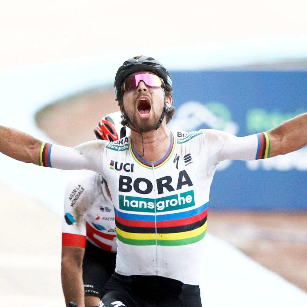 Peter Sagan sa na fotke teší z víťazstva na Paríž-Roubaix v roku 2018.