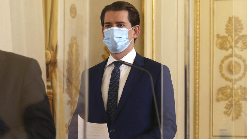 KK14 Viedeň - Rakúsky kancelár Sebastian Kurz prichádza na tlačovú konferenciu 19. októbra 2020 vo Viedni. Rakúsky kancelár Sebastian Kurz v súvislosti s rastúcim počtom infikovaných na pondelkovej tlačovej konferencii vo Viedni uviedol, že počas posledných týždňov sa vyskytlo dvojnásobne viac novo infikovaných. Rakúska vláda v pondelok oznámila nové opatrenia v súvislosti s pandémiou, ktoré vstúpia do platnosti od piatkovej polnoci, ovplyvnia oblasť kultúry vrátane Viedenskej štátnej opery. FO