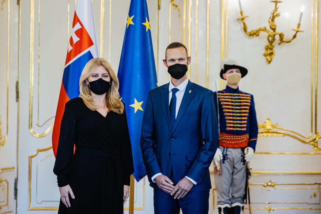 Prezidentka Zuzana Čaputová prijala olympionika Mateja Tótha pri príležitosti ukončenia jeho aktívnej športovej kariéry. Prijatia sa zúčastnil aj Tóthov tréner Matej Spišiak. Na snímke Zuzana Čaputová a Matej Tóth.
