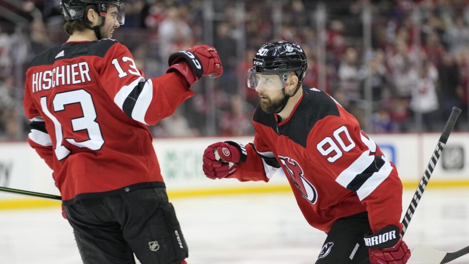 Tomáš Tatar (90) z New Jersey Devils sa teší z gólu so spoluhráčom Nicom Hirschierom.