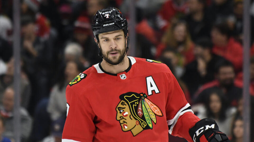 WA 25 archív Chicago - Na archívnej snímke zo 17. novembra 2019 obranca Chicaga Blackhawks Brent Seabrook počas zápasu zámorskej hokejovej NHL Chicago Blackhawks - Buffalo Sabres v Chicagu. Kanadský hokejový obranca Brent Seabrook ukončil vo veku 35 rokov hráčsku kariéru.V zbierke úspechov má aj zlato zo ZOH 2010 vo Vancouveri, triumfoval aj na MS hráčov do 18 aj 20 rokov. FOTO TASR/AP
FILE - Chicago Blackhawks defenseman Brent Seabrook plays against the Buffalo Sabres during the first perio