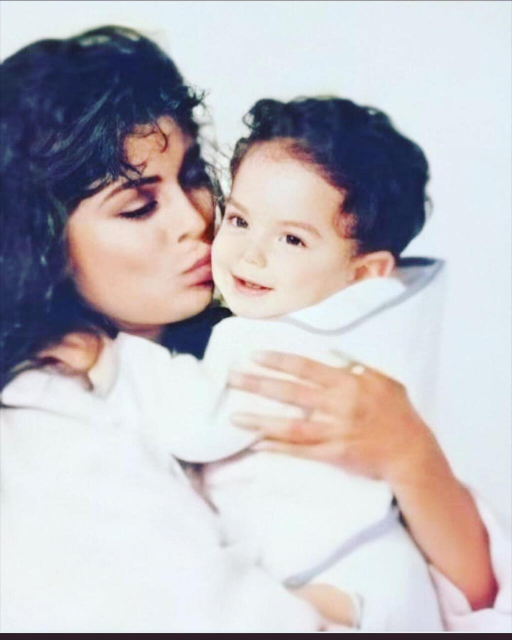Victoria Ruffo s najstarším synom.