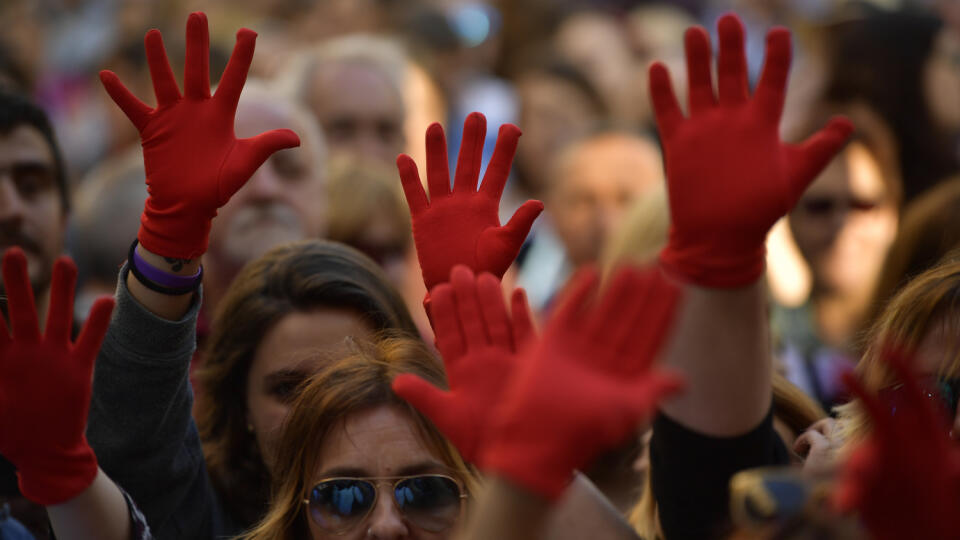 Protest v Pamplone proti nízkemu trestu pre päticu mužov za znásilnenie 18-ročnej ženy.