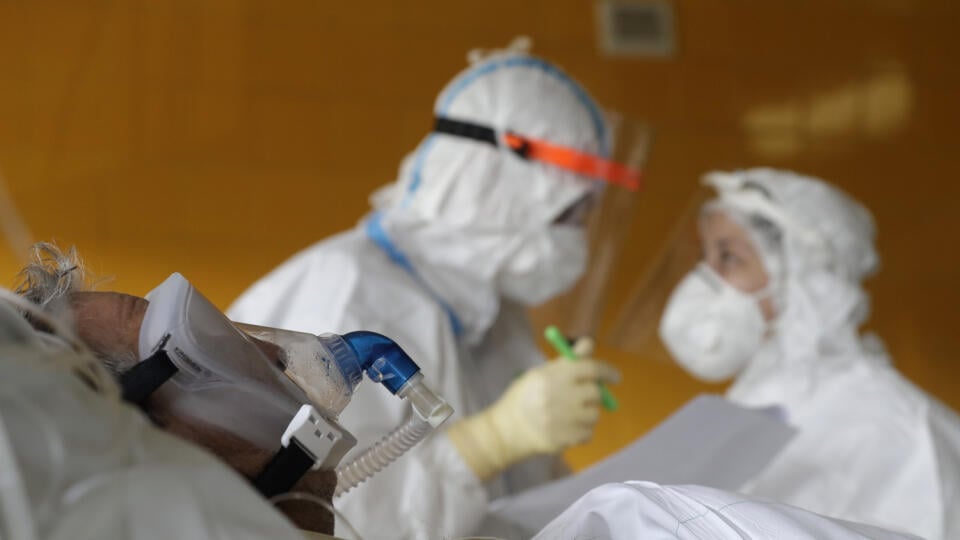 Denný nárast nových prípadov koronavírusu v Českej republike v piatok po prvýkrát prekročil desaťtisícovú hranicu, keď laboratóriá potvrdili 11.105 infikovaných.