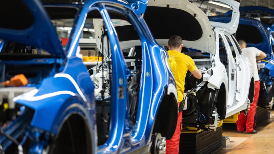 Na snímke montáž nových automobilov Kia v priestoroch výrobnej haly spoločnosti Kia Slovakia v stredu 15. januára 2025 v Tepličke nad Váhom pri Žiline. FOTO TASR - Daniel Stehlík