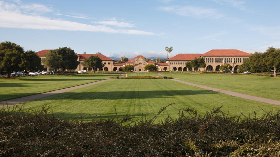 Stanfordova univerzita v kalifornskom Stanforde pri San Francisku