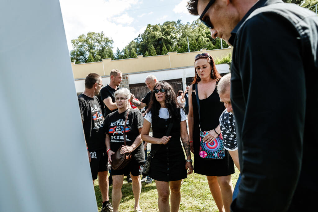Na snímke fanúšikovia počas posledej rozlúčky so zosnulým slovenským futbalovým reprezentantom Mariánom Čišovským vo Veľkej obradnej sieni Ústředního hřbitova v Plzni.