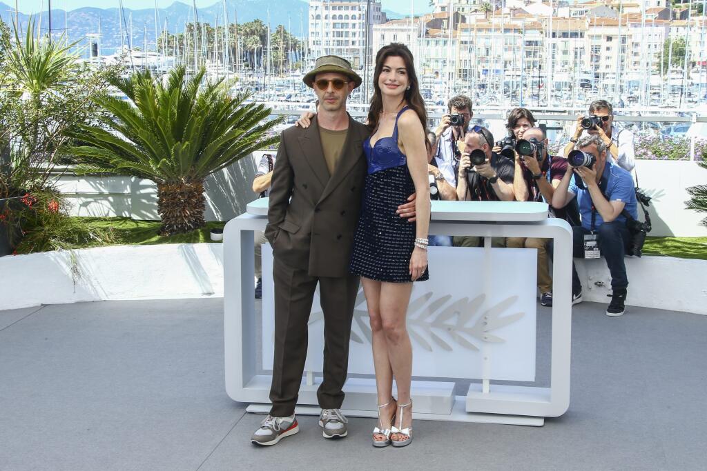 JB 35 Cannes - Herci Jeremy Strong (vľavo) a Anne Hathaway pózujú fotografom počas fototermínu k filmu 'Armageddon Time' na 75. ročníku Medzinárodného filmového festivalu v Cannes 20. mája 2022. FOTO TASR/AP