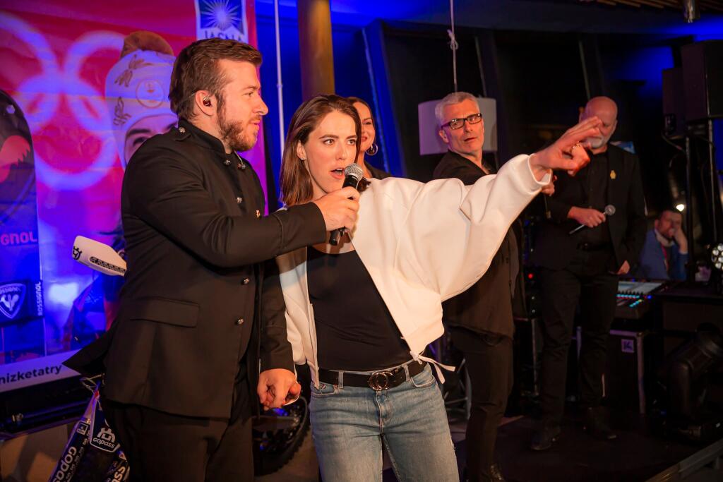 Vlhová si po sezóne vychutnáva aj hudobné vystúpenia. Takto vystupovala spoločne so skupinou Fragile.