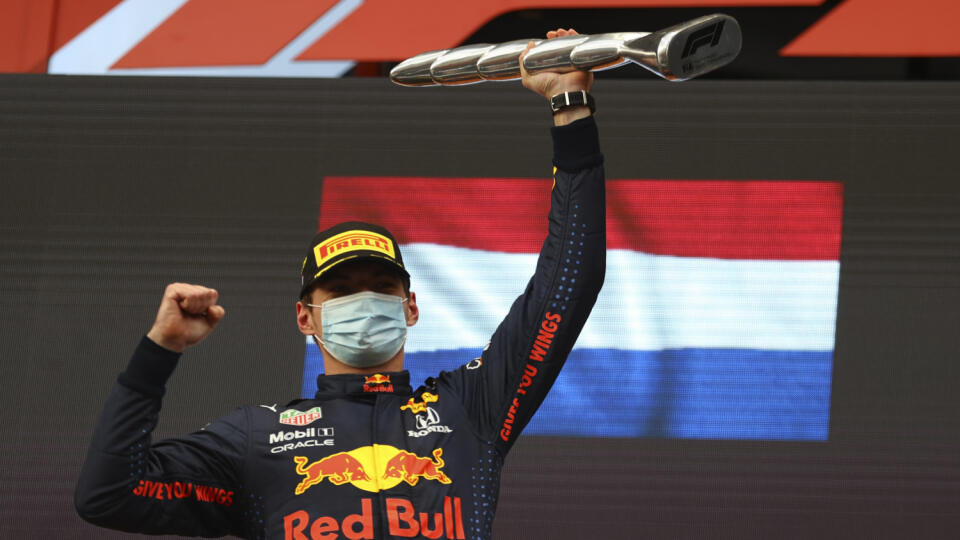 JB 69 Imola - Holandský jazdec F1 zo stajne Red Bull Max Verstappen oslavuje na pódiu s trofejou po jeho víťazstve pretekov nedeľňajšej Veľkej ceny Emilie-Romagna formuly 1 na okruhu Imola, v talianskej Imole 18. apríla 2021. FOTO TASR/AP
First placed Red Bull's Max Verstappen celebrates on the podium at the end of the Emilia Romagna Formula One Grand Prix, at the Imola racetrack, Italy, Sunday, April 18, 2021. (Bryn Lennon/ Pool Via AP)