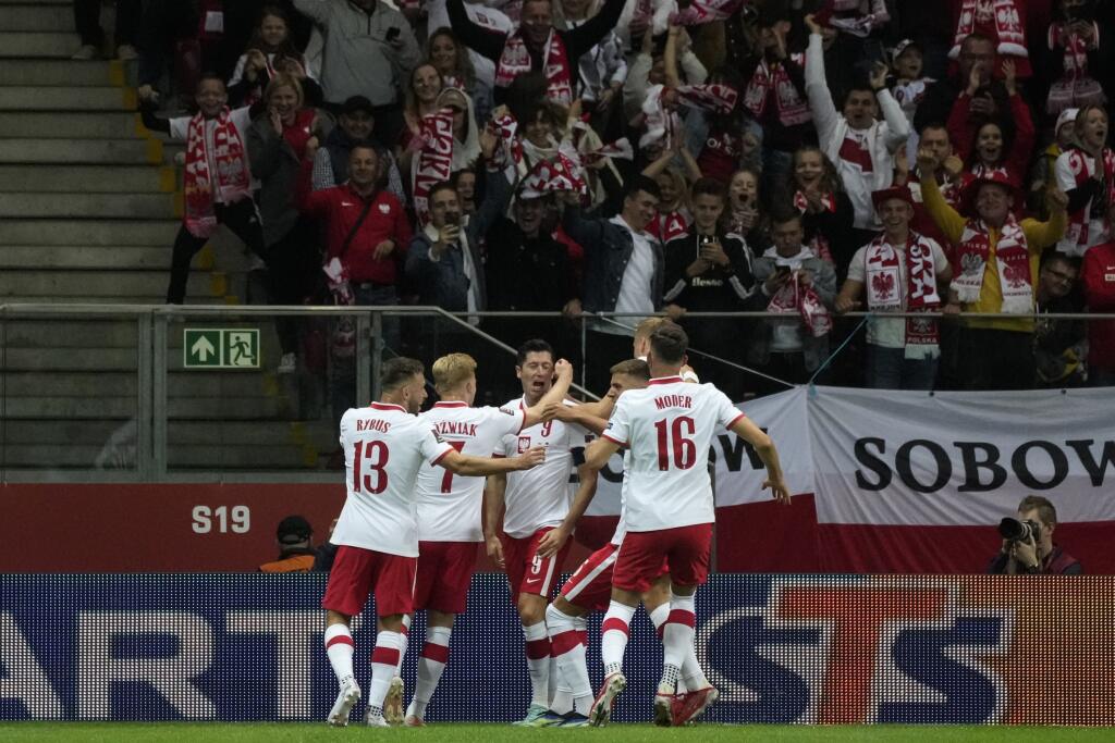 JB 56 Varšava - Poľský hráč Robert Lewandowski(uprostred) oslavuje po tom, ako strelil úvodný gól v zápase I-skupiny Poľsko - Albánsko kvalifikácie na MS 2022 vo futbale vo Varšave 2. septembra 2021. FOTO TASR/AP
Poland's Robert Lewandowski, center, celebrates after scoring his side's opening goal during the World Cup 2022 group I qualifying soccer match between Poland and Albania, at the Narodowy stadium in Warsaw, Poland, Thursday, Sept. 2, 2021. (AP Photo/Czarek Sokolowski)