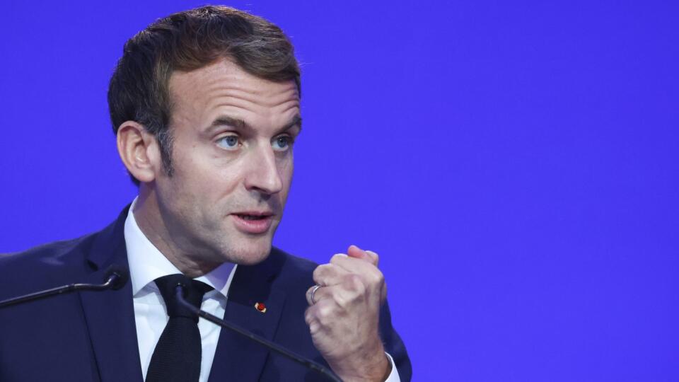 KK67 Glasgow - Le président français Emmanuel Macron s'exprime lors de la cérémonie d'ouverture du sommet sur le climat COP26 à Glasgow, en Écosse, le lundi 1er novembre 2021. Le sommet de l'ONU sur le climat COP26 a officiellement débuté dimanche à Glasgow, et durera jusqu'au 12 novembre. FOTO TASR / AP Le président français Emmanuel Macron s'exprime lors de la cérémonie d'ouverture de la conférence des Nations unies sur le changement climatique COP26 à Glasgow, en Écosse, le lundi 1er novembre 2021. Le sommet des Nations unies sur le climat à Glasgow rassemble des dirigeants du monde entier.