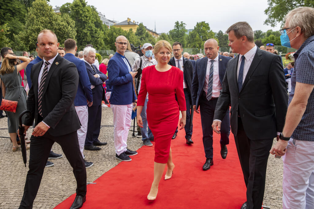 Prezidentka SR Zuzana Čaputová neostala svojej povesti nič dlžná a naše športové hviezdy privítala v pôvabných červených šatách s tradične širokým úsmevom na perách.