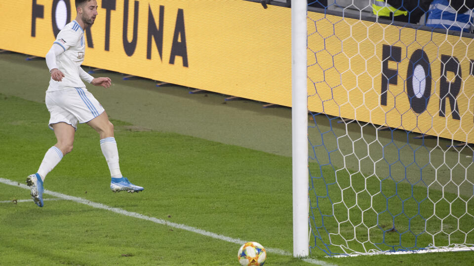 Na snímke na snímke Andraž Šporar (Slovan) strieľa druhý gól v zápase 18. kola Fortuna ligy vo futbale ŠK Slovan Bratislava - FC DAC 1904 Dunajská Streda 7. decembra 2019 v Bratislave. FOTO TASR - Pavel Neubauer