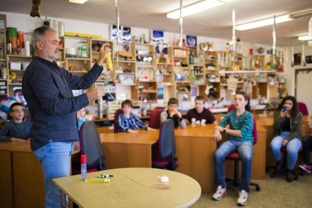 Oheň a dym na hodinách fyziky. Učiť sa dá inak, tvrdí ocenený učiteľ Jozef Beňuška