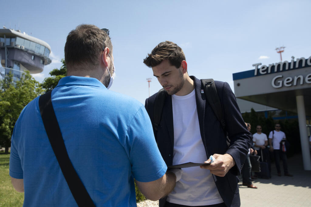 Na svoje si po prílete prišli lovci autogramov. Hokejistov po prílete čakali len oni.