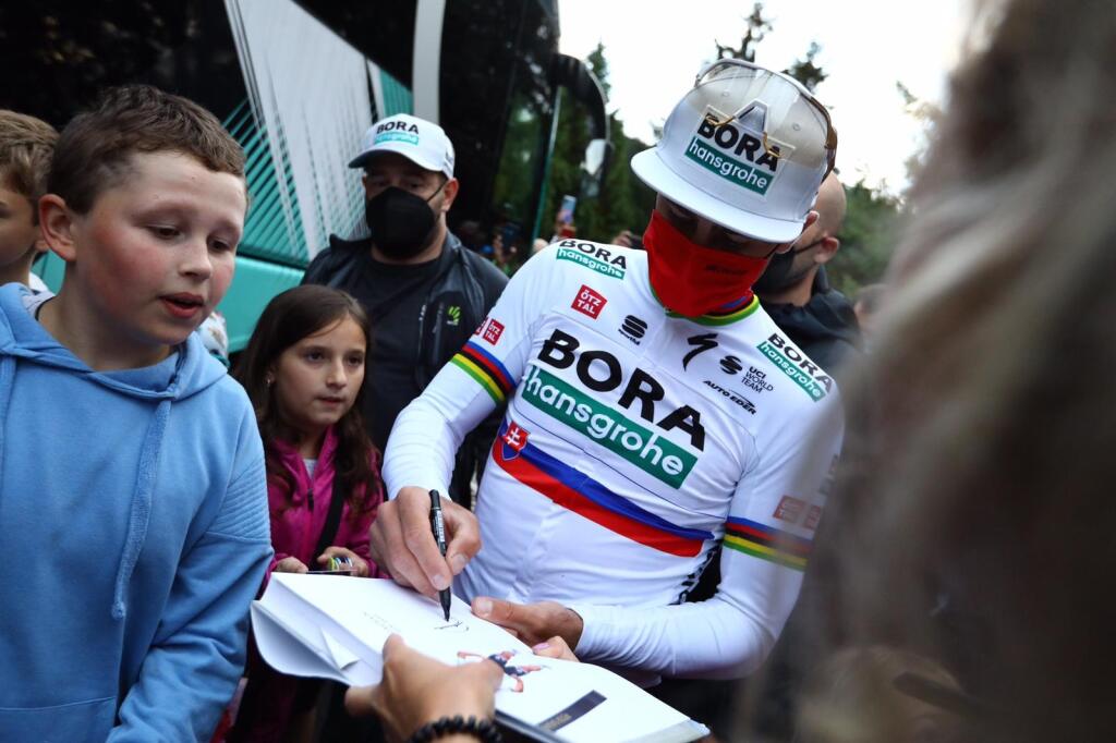 Peter Sagan urobil radosť fanúšikom podpismi a fotografiami