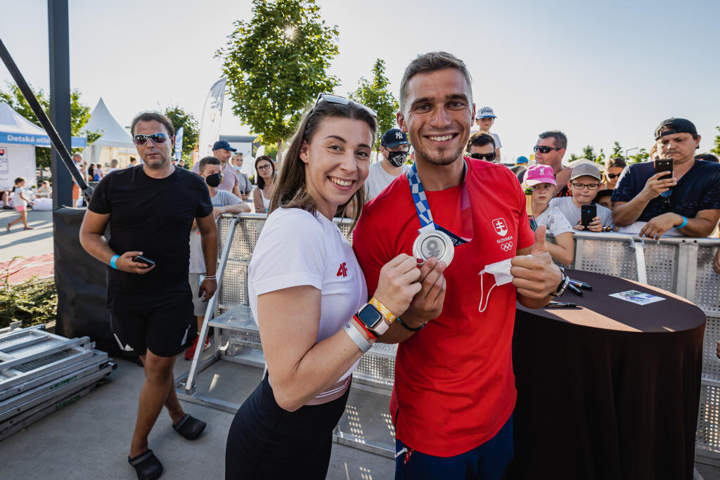 Slovenskí športovci, ktorí sa už vrátili domov z Hier XXXII. olympiády v Tokiu, sa stretli s návštevníkmi Olympijského festivalu v x-bionic sphere v Šamoríne. Na snímke vodný slalomár Jakub Grigar, ktorý v discipíne K1 získal striebornú medailu a gymnastka Barbora Mokošová.