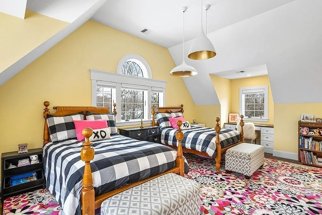 Podľa webu truepeoplesearch.com Zdeno aj jeho manželka bývajú v meste Weston západne od Bostonu. Luxusná vila vo vychytenej štvrti podľa realitného portálu zillow.com má hodnotu 4 milióny dolárov.