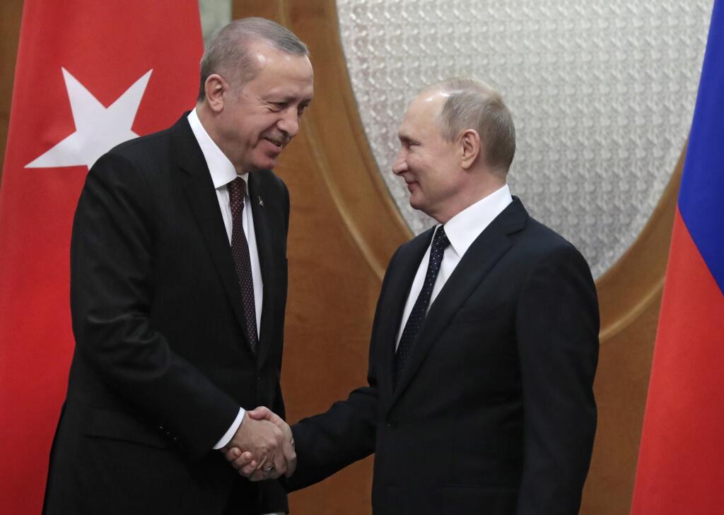 JB 24 Soči - Ruský prezident Vladimir Putin (vpravo) si podáva ruku s tureckým prezidentom Recepom Tayyipom Erdoganom počas ich stretnutia v čiernomorskom letovisku Soči 14. februára 2019. Obaja lídri sa zúčastnia na summite prezidentov Ruska, Turecka a Iránu venovanému konfliktu v Sýrii. FOTO TAS/AP

Russian President Vladimir Putin, right, shakes hands with Turkish President Recep Tayyip Erdogan during their meeting in the Bocharov Ruchei residence in the Black Sea resort of Sochi, Russia, Thu
