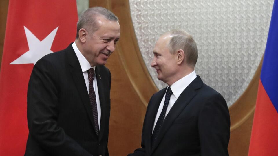 Ruský prezident Vladimir Putin (vpravo) si podáva ruku s tureckým prezidentom Recepom Tayyipom Erdoganom