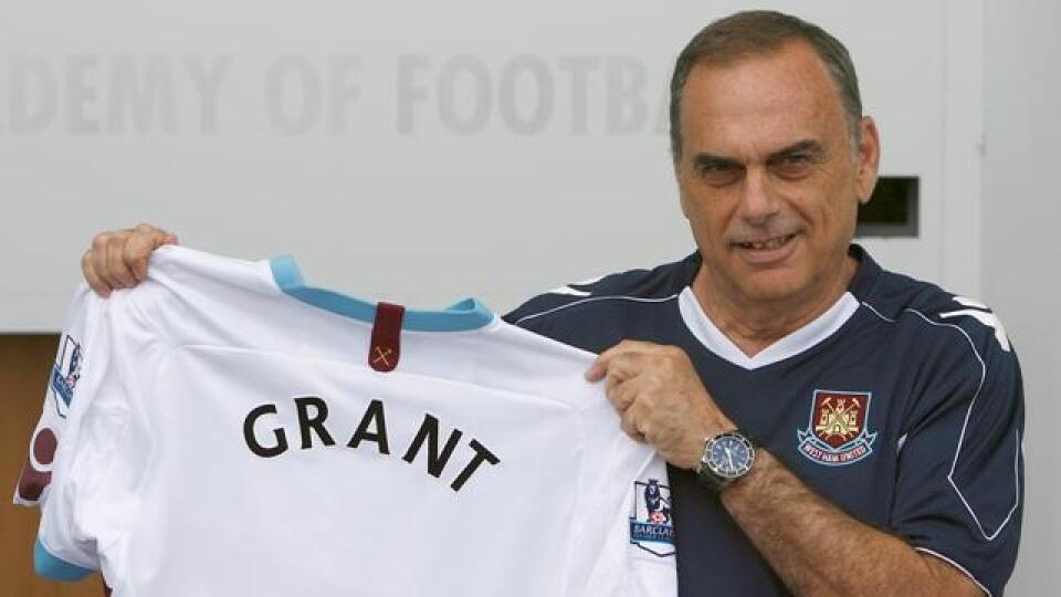 Avram Grant s dresom kladivárov.