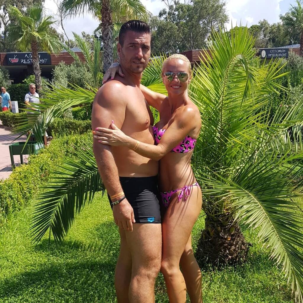 Veľký talent nášho hokeja Adam Sýkora sa môže pochváliť poriadne krásnou mamou a jeho otec Roman zase nádhernou manželkou.