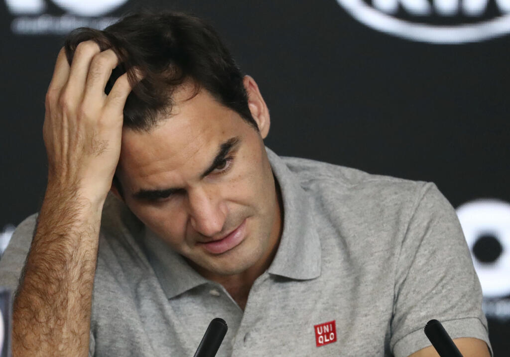 Švajčiarsky tenista Roger Federer odpovedá na otázky novinárov na tlačovej konferencii po prehre v semifinále mužskej dvojhry proti Srbovi Novakovi Djokovičovi na grandslamovom turnaji Australian Open v Melbourne 30. januára 2020.