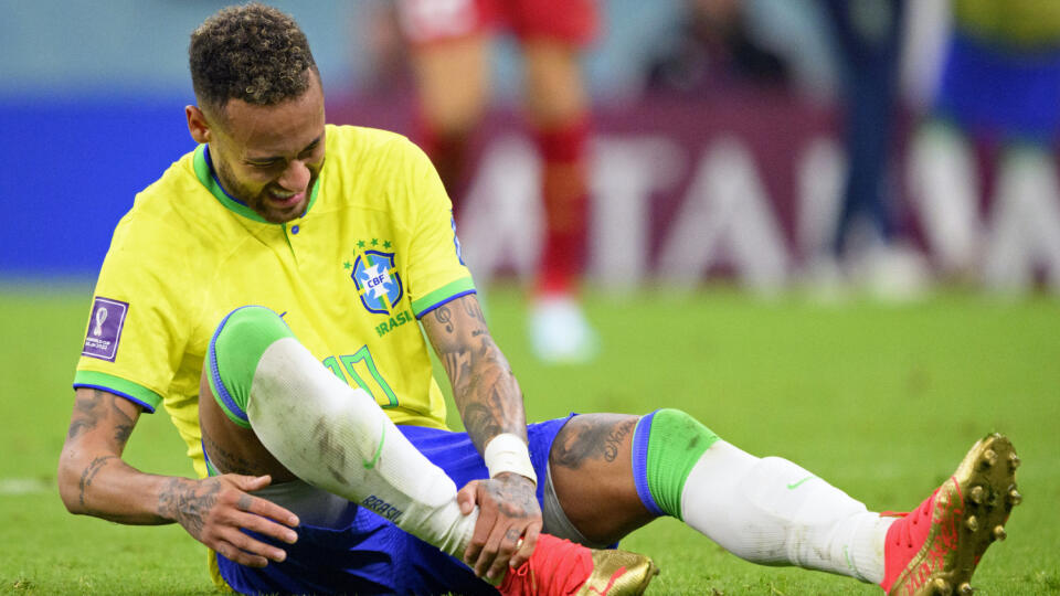 Na snímke brazílsky útočník Neymar vo štvrtkovom stretnutí 24. novembra 2022 na MS v Katare proti Srbsku (2:0) podvrtol členok.