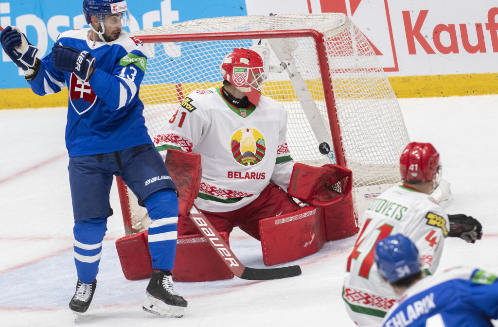Slovenský hokejista Peter Cehlárik (vpravo) strieľa úvodný gól v poslednom zápase D-skupiny Slovensko - Bielorusko na kvalifikačnom turnaji o postup na ZOH2022 v Pekingu v Bratislave v nedeľu 29. augusta 2021. Zľava Tomáš Jurčo (Slovensko), bieloruský brankár Danny Taylor a bieloruský obranca Kirill Gotovec. FOTO TASR - Martin Baumann