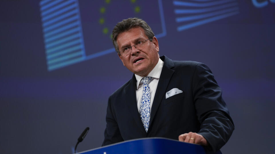 EBE 18 Brusel - Na snímke podpredseda Európskej komisie pre medziinštitucionálne vzťahy na strategický výhľad Maroš Šefčovič počas tlačovej konferencie po rokovaní o brexite v sídle EÚ v Bruseli v stredu 30. júna 2021. FOTO TASR/AP
European Commissioner for Inter-institutional Relations and Foresight Maros Sefcovic speaks during a news conference on Brexit at the EU headquarters in Brussels, Wednesday, June 30, 2021. The European Union and the United Kingdom agreed Wednesday not to let a fight
