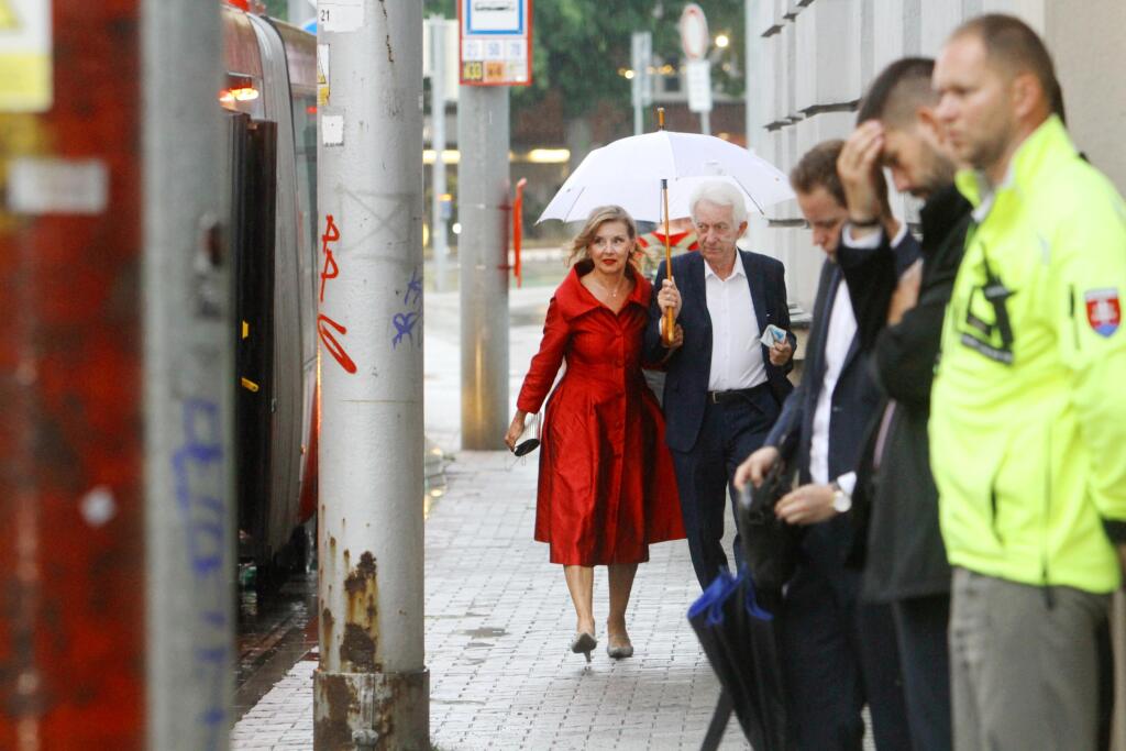 KULTÚRA IM CHÝBALA Alena Heribanová na aktuálnych fotografiách z Bratislavy, s partnerom Konradom už obiehajú koncerty.