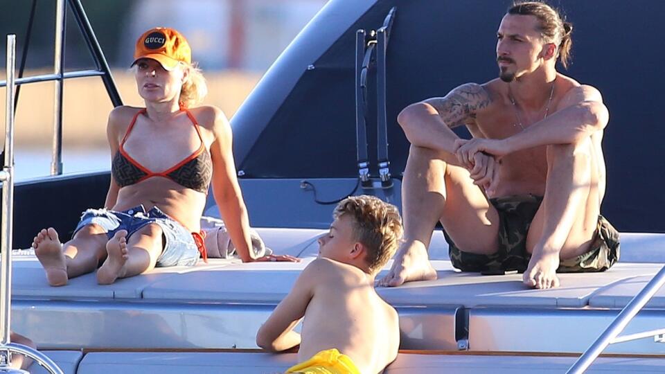 Zlatan Ibrahinovič dovolenku je na jachte pri St. Tropez spolu s partnerkou Helenou a deťmi.