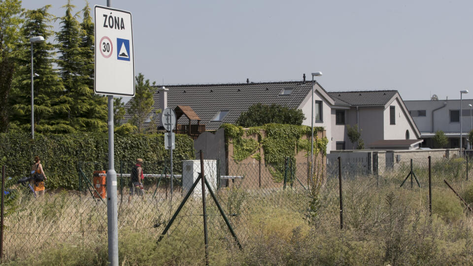 Na Starorimskej ulici v Rusovciach pribudla cez cestu pravdepodobne ilegalna rampa. Pocas leta na ulici stavaju odparkovane vozidla, vzhladom na nedaleke cunovske jazera, ktore ludia vyuzivaju na relax, co zjavne prekaza miestnym obyvatelom.