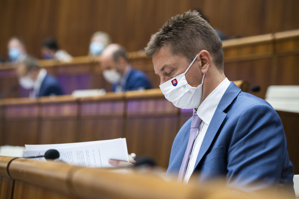 Na snímke minister dopravy a výstavby SR Andrej Doležal (Sme rodina) počas 6. rokovania NR SR o programovom vyhlásení vlády v Bratislave 22. apríla 2020. FOTO TASR - Jaroslav Novák