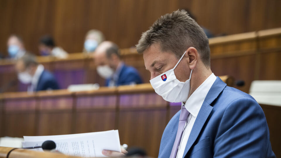 Na snímke minister dopravy a výstavby SR Andrej Doležal (Sme rodina) počas 6. rokovania NR SR o programovom vyhlásení vlády v Bratislave 22. apríla 2020. FOTO TASR - Jaroslav Novák