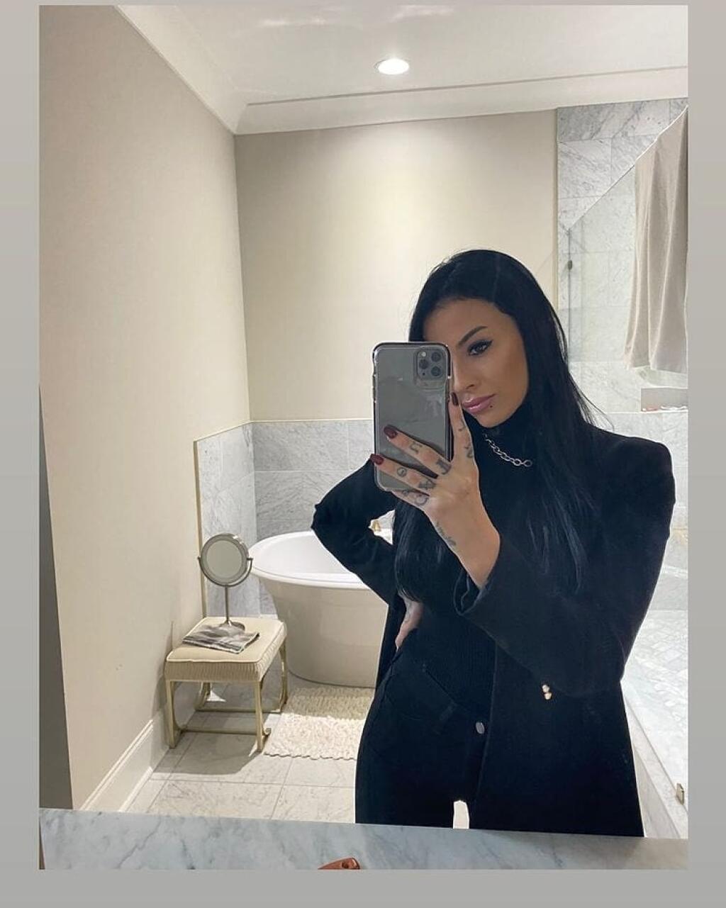 Zahra Schreiber sa preslávil niekoľkými škandálmi. Teraz sa živí erotickými zábermi.