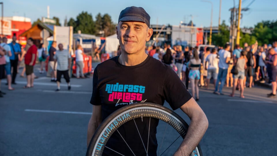 Americký filmár a cyklistický nadšenec Lucas Brunelle bol pred pár dňami na Slovensku a následne sa pobral na Ukrajinu, kde chce priniesť divákom skutočný obraz vojny.