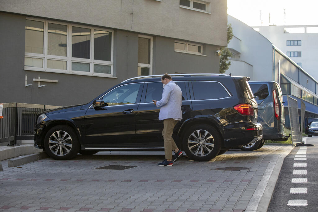 Z Tehelného pola odišiel na svojom luxusnom Mercedese.