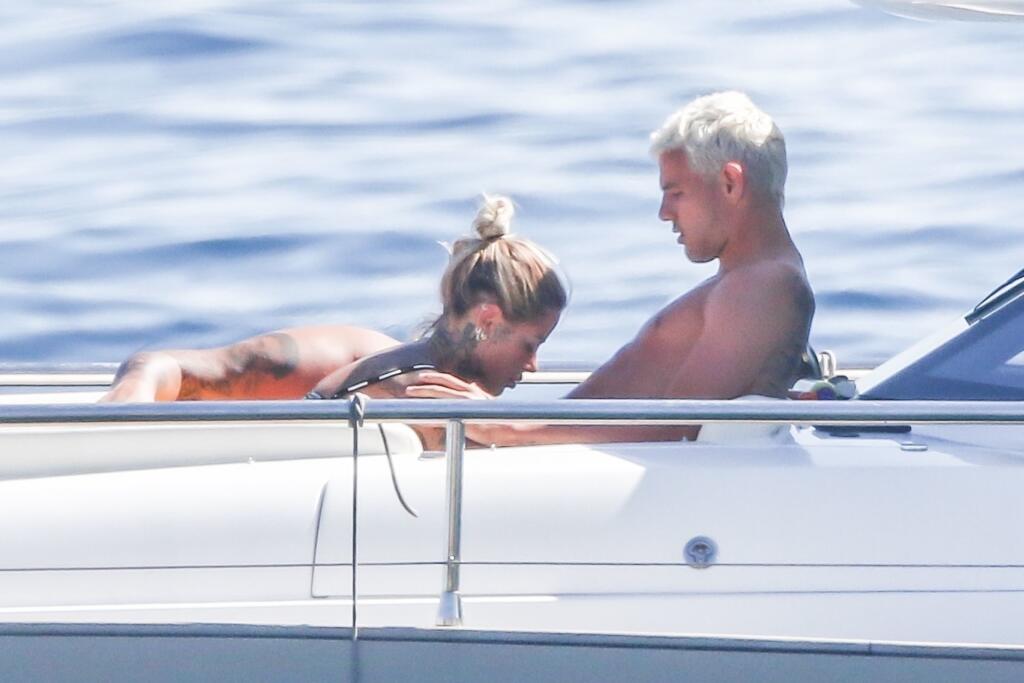 Futbalista Theo Hernandez a modelka Zoe Cristofoli si užili plavbu na jachte plnú erotiky.