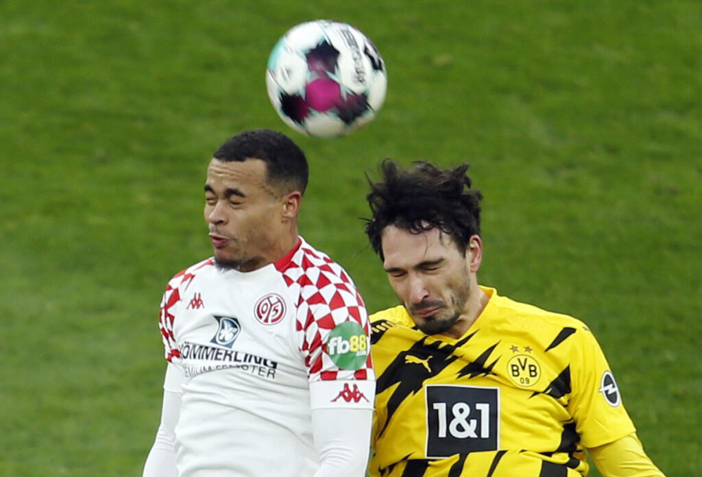 WA 63 Dortmund - Futbalista Mainzu Robin Quaison (vľavo) a hráč Dortmundu Mats Hummels bojujú o loptu v hlavičkovom súboji v zápase 16. kola nemeckej Bundesligy Borussia Dortmund - Mainz v Dortmunde v sobotu 16. januára 2021. FOTO TASR/AP
Robin Quaison of Mainz, left, and Mats Hummels of Dortmund battle for the ball during the Bundesliga soccer match between Borussia Dortmund and FSV Mainz 05 at Signal Iduna Park in Dortmund, Germany, Saturday Jan. 16, 2021. (Leon Kuegeler/Pool via AP)