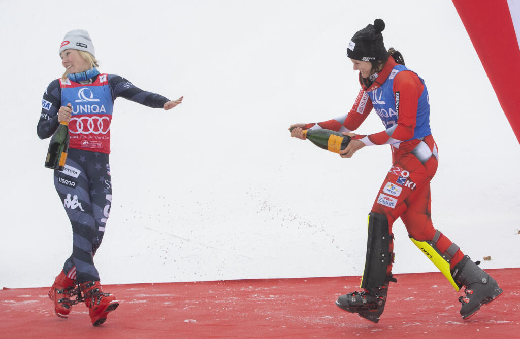 Na snímke vľavo americká lyžiarka Mikaela Shiffrinová (skončila na 2. mieste) a vpravo Chorvátka Zrinka Ljutičová (skončila na 3. mieste) oslavujú na pódiu po 2. kole slalomu žien Svetového pohára v alpskom lyžovaní v českom Špindlerovom Mlyne v nedeľu 29. januára 2023. Slovenská lyžiarka Petra Vlhová obsadila 13. miesto. FOTO TASR - Martin Baumann