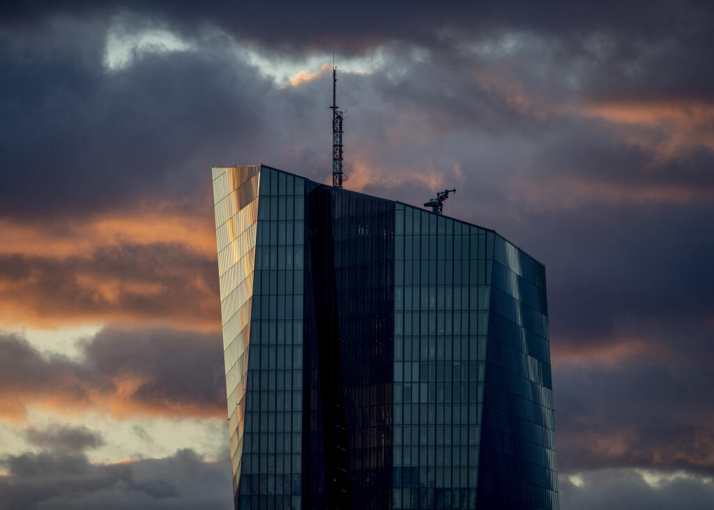 EBE 2 Frankfurt nad Mohanom - Na snímke východ slnka za budovou Európskej centrálnej banky (ECB) v nemeckom Frankfurte nad Mohanom 26. augusta 2020. FOTO TASR/AP
The sun rises behind the European Central Bank in Frankfurt, Germany, Wednesday, Aug. 26, 2020. (AP Photo/Michael Probst)