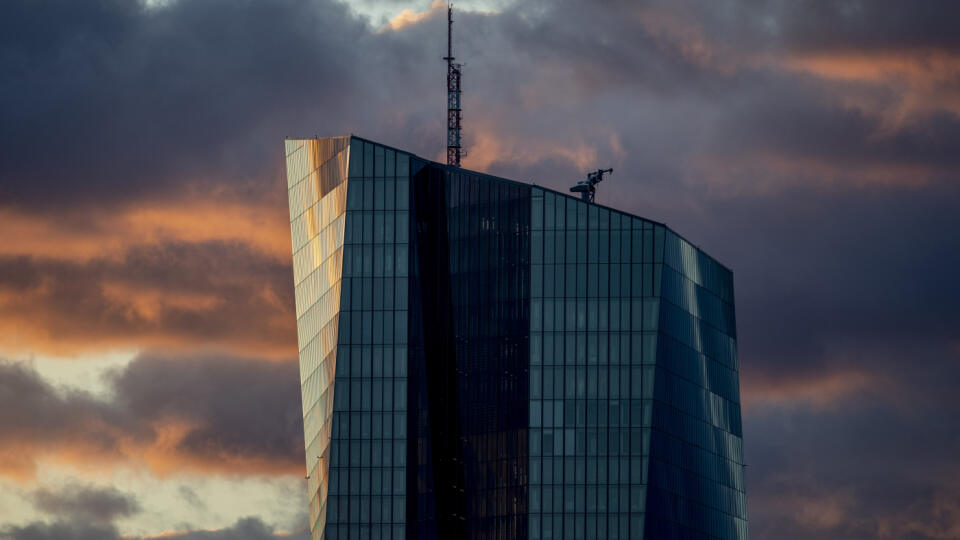 EBE 2 Frankfurt nad Mohanom - Na snímke východ slnka za budovou Európskej centrálnej banky (ECB) v nemeckom Frankfurte nad Mohanom 26. augusta 2020. FOTO TASR/AP
The sun rises behind the European Central Bank in Frankfurt, Germany, Wednesday, Aug. 26, 2020. (AP Photo/Michael Probst)